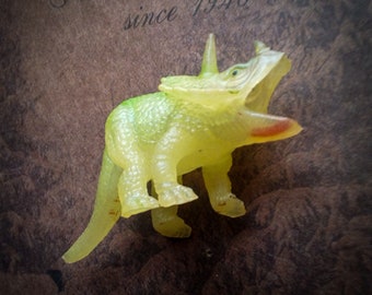 Figura Triceratops retro que brilla en la oscuridad
