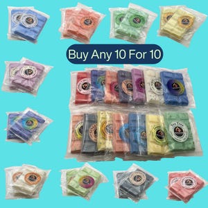 Puede incluir: Surtido de ceras para fundir en varios colores y aromas, envasadas en bolsas de plástico transparentes. Las ceras para fundir están dispuestas en filas e incluyen aromas como "Pastel de cumpleaños", "Limón", "Árbol de té" y "Jengibre". El texto "Compra 10 por 10" se muestra en el centro de la imagen.