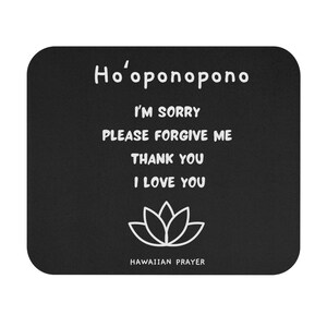 Pode incluir: Imagem em preto e branco de um tapete de rato com o texto "Ho'oponopono" e a frase "Oração havaiana" na parte inferior. O texto "Sinto muito, Por favor perdoe-me, Obrigado, Eu te amo" também está no tapete de rato.