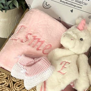 パーソナライズされた女の子の新生児ギフトバスケットセット | 刺繍入りピンクのブランケット | ユニコーン掛け布団 | ベビーシャワーギフト | 女の子の新生児 | 新生児