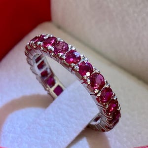Bague en rubis éternel et or blanc 14 carats