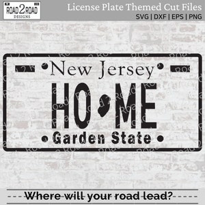 Könnte beinhalten: Schwarzweißes digitales Download einer New Jersey-Kennzeichen-Vorlage mit dem Text "New Jersey" oben, "HOME" in der Mitte mit einer Umrandung des Bundesstaates New Jersey und "Garden State" unten. Der Text "Where will your road lead?" befindet sich unten im Bild.