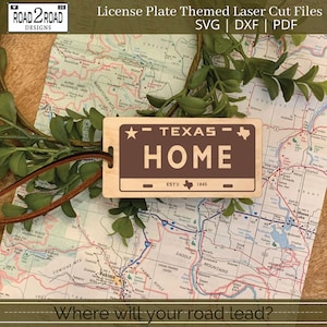 Könnte beinhalten: Ein braunes Holzschild mit einem weißen Stern und dem Text "Texas - Home" in weiß. Das Schild enthält auch den Text "Est. 1845" und eine kleine Umrandung des Bundesstaates Texas. Das Schild liegt auf einer Karte der Vereinigten Staaten.