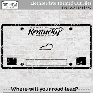 Könnte beinhalten: Schwarz-weißes digitales Schnittmuster einer Kentucky-Kennzeichen. Das Kennzeichen zeigt den Staatsnamen "Kentucky" mit den Worten "Bluegrass State" und "Unbridled Spirit" darunter. Die Staatsgrenze ist ebenfalls enthalten. Das Design ist für die Verwendung mit einer Schneidemaschine gedacht.