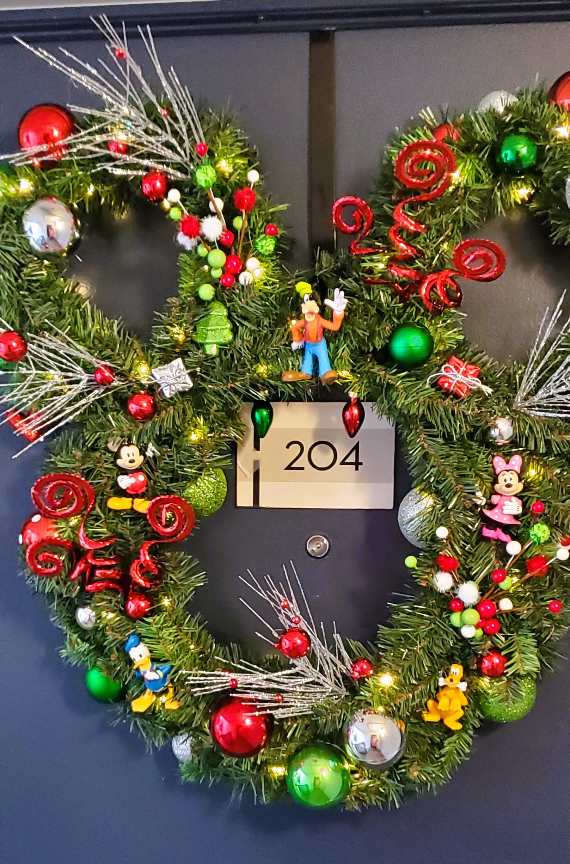 ディズニー風ミッキーマウスのクリスマスリース：お祝いの玄関ドア飾り
