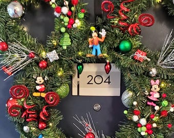 ディズニー風のユニークなクリスマスリース - ホリデーシーズンの玄関
