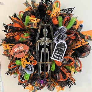 Couronne d&#39;Halloween squelette étrange : décoration de porte en forme de tête de mort fabriquée à la main avec des rubans pour un automne effrayant