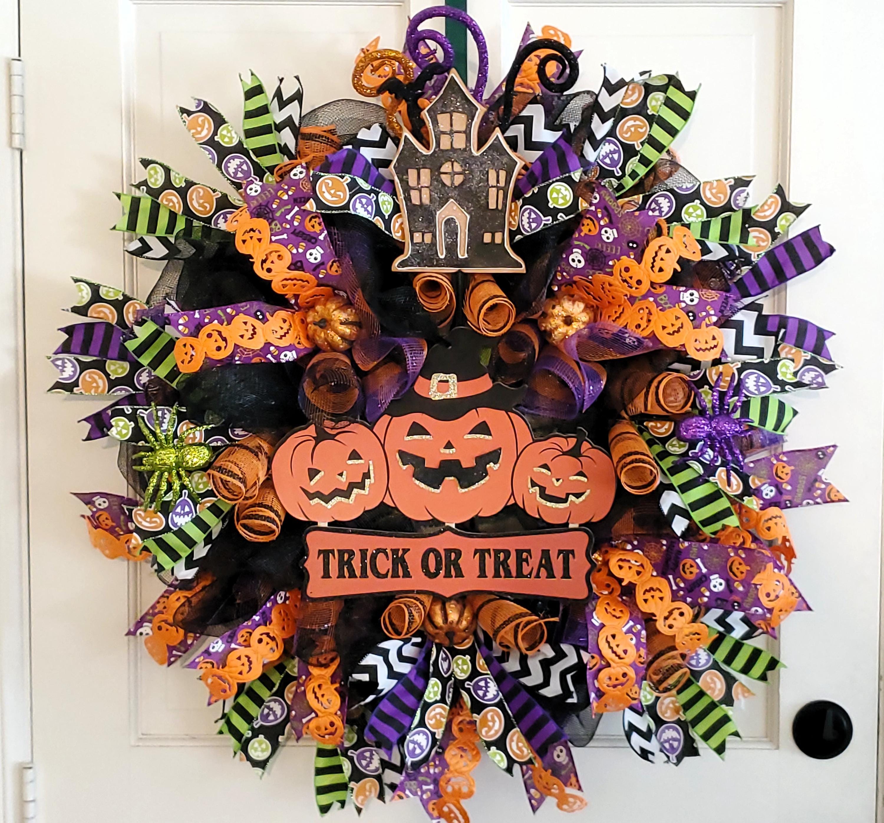 Ghirlanda autunnale, ghirlanda spettrale di Halloween per la porta d'ingresso con zucche e decorazioni "dolcetto o scherzetto" per le celebrazioni autunnali.