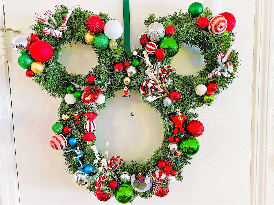 イルミネーションのミッキーマウスクリスマスリース：ディズニー風の
