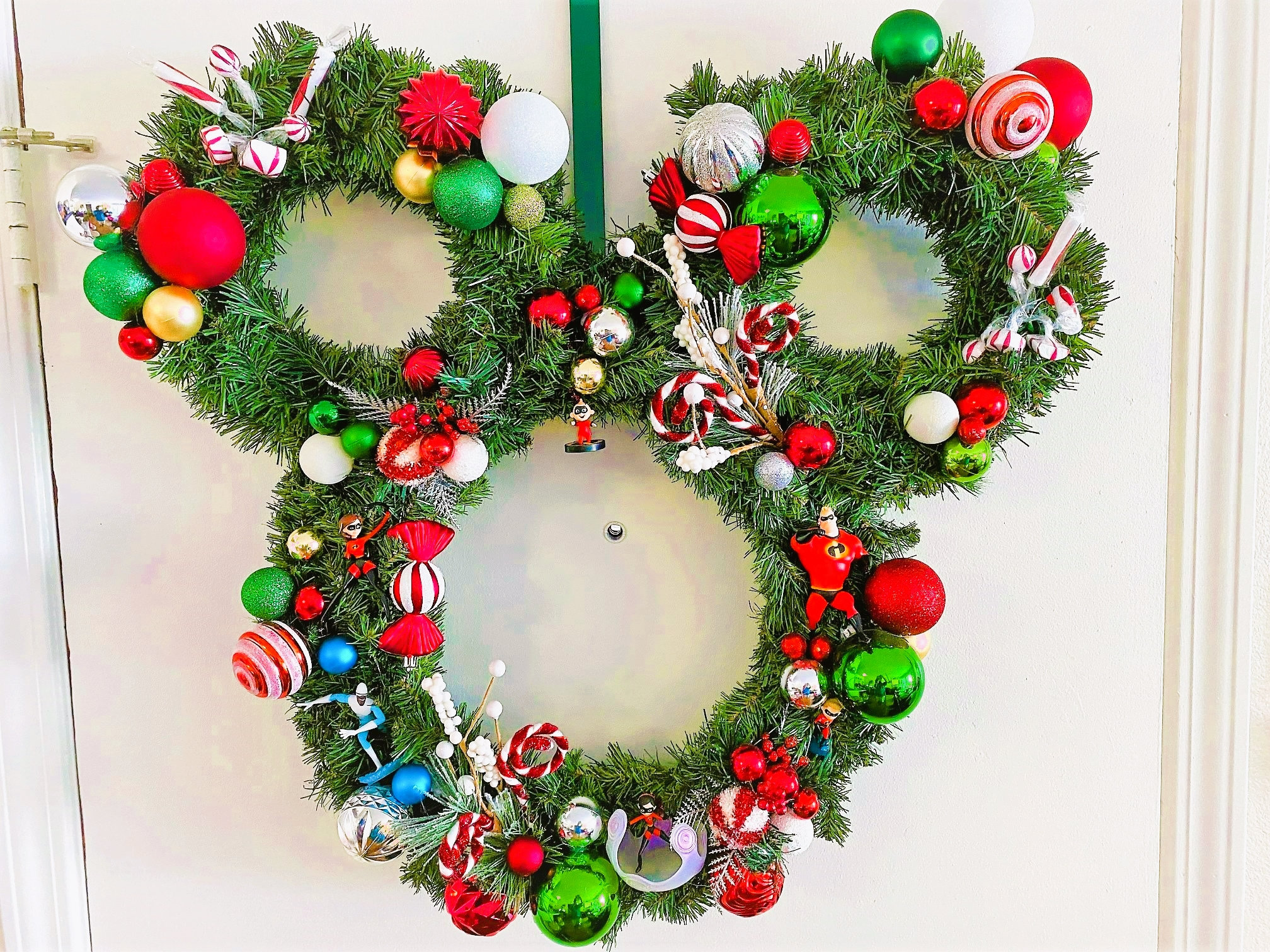 イルミネーションのミッキーマウスクリスマスリース：ディズニー風の