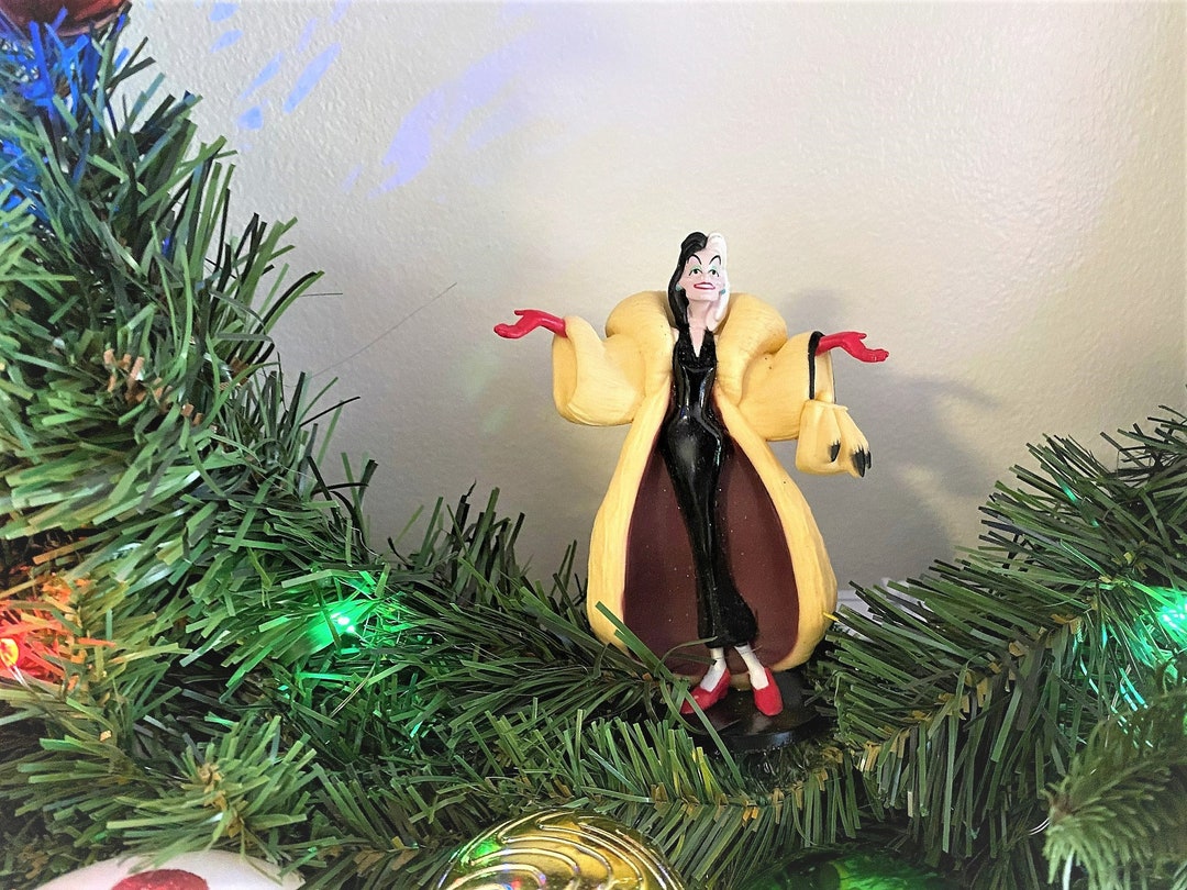 Disney 101 Dalmatians Holiday Wreath Featuring Cruella De Vil