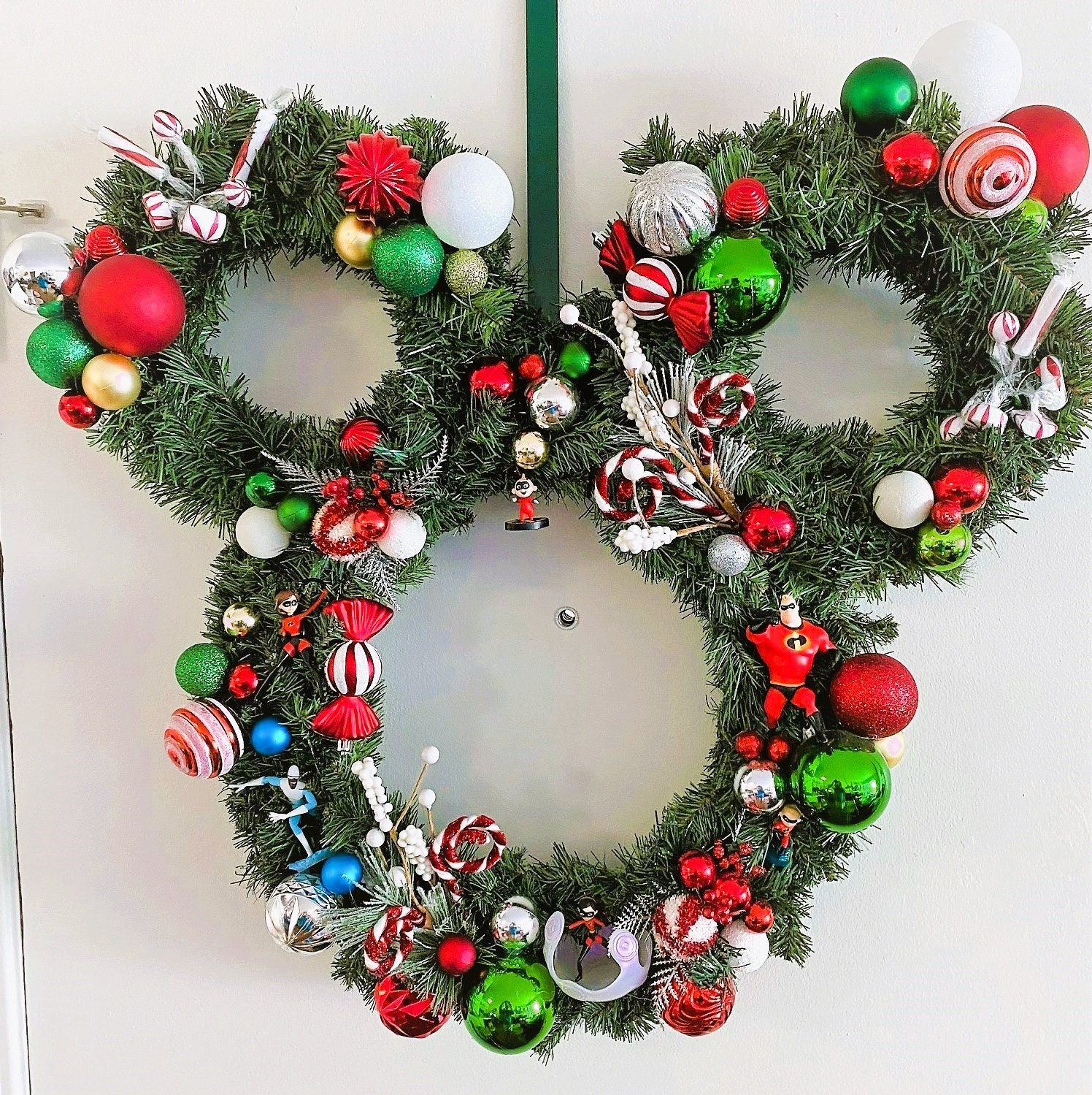 イルミネーションのミッキーマウスクリスマスリース：ディズニー風の