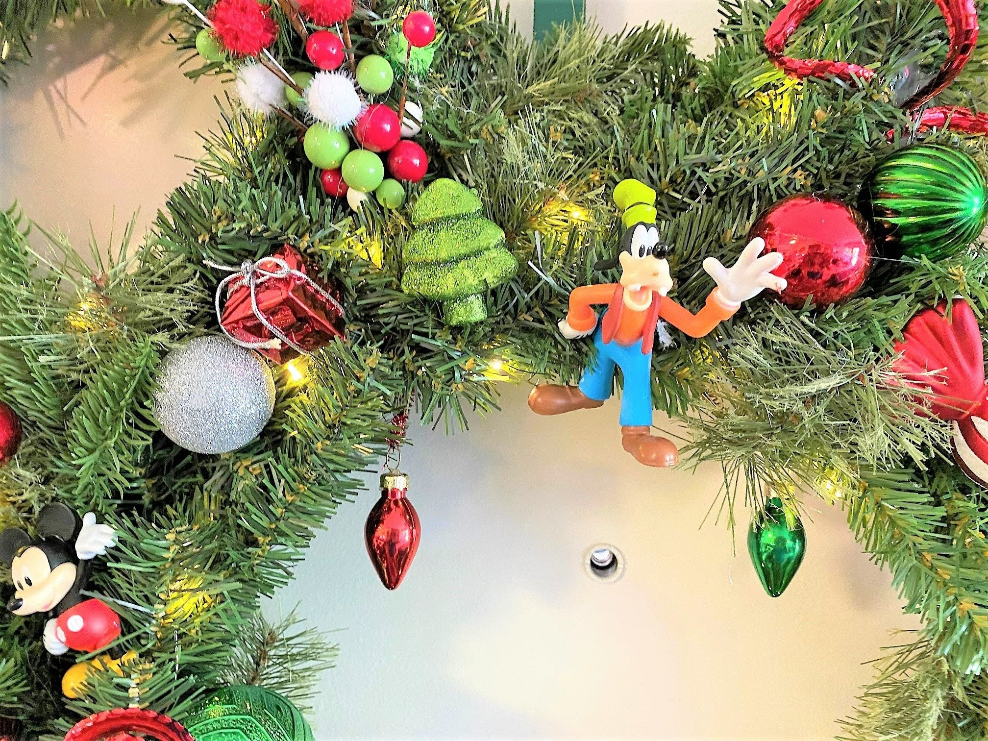 ディズニー風ミッキークリスマスリース、手作りホリデードアリース