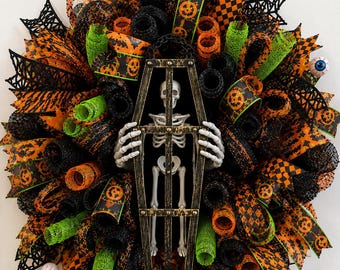 Skeleton Coffin Halloween Wreath, Haunted House Front Door Decor, Spooky Halloween Wreath, Creepy Skeleton Door Hanger, Gothic