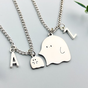 Lindo juego de collares de fantasmas a juego para 2, letra personalizada, collar de amistad para mejores amigas, regalo de joyería para madre e hija.