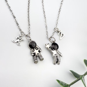 Conjunto de 2 collares de astronauta para parejas, collar de amistad personalizado con letras BFF, regalo para él y ella, joyería para parejas