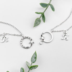 Juego de collares a juego para parejas de ballenas (2 unidades), letra personalizada, collar de la amistad, joyería para parejas de peces, regalo para él y para ella.