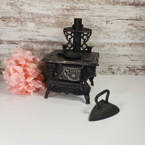 Antique Mini Cast Iron Stove queen, Vintage Doll House Kitchen Stove 1950,  Antique Crescent 