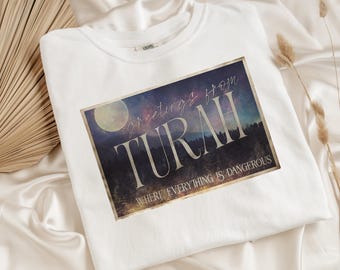Turah Tee - Schild der Spatzen - Devney Perry