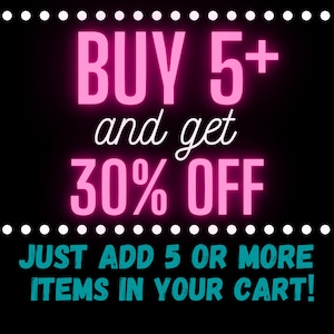 K&ouml;nnte beinhalten: Ein pinkfarbenes Neon-Schild mit dem Text "BUY 5+ and get 30% OFF" und darunter einem t&uuml;rkisfarbenen Text, der "JUST ADD 5 OR MORE ITEMS IN YOUR CART!" lautet.