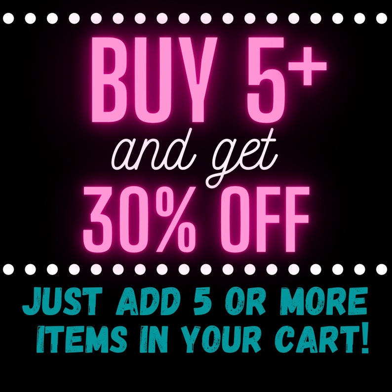 K&ouml;nnte beinhalten: Ein pinkfarbenes Neon-Schild mit dem Text "BUY 5+ and get 30% OFF" und darunter einem t&uuml;rkisfarbenen Text, der "JUST ADD 5 OR MORE ITEMS IN YOUR CART!" lautet.