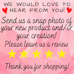 K&ouml;nnte beinhalten: Rosa-wei&szlig;er geometrischer Hintergrund mit dem Text "WE WOULD LOVE TO HEAR FROM YOU!" mit zwei roten Herzen. Der Text "Send us a snap photo of your new product and/or your creation! Please leave us a review Thank you for shopping!" ist ebenfalls enthalten. F&uuml;nf gelbe Sterne sind unter dem Text abgebildet.