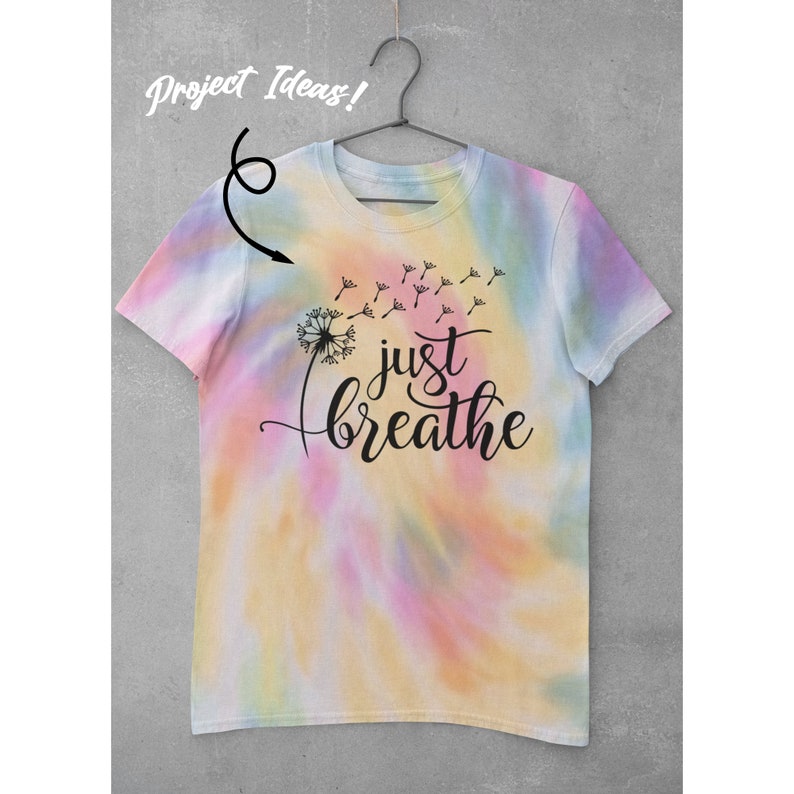 K&ouml;nnte beinhalten: Batik-T-Shirt mit einem L&ouml;wenzahn und dem Text "just breathe" in Schwarz.