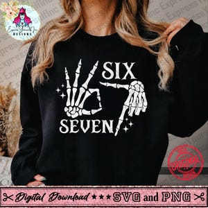 Può includere: Felpa nera con un design di mani di scheletro bianche che compongono "SIX SEVEN". Il design include accenti di stelle scintillanti. La parte inferiore dell'immagine presenta il testo "Digital Download SVG and PNG".