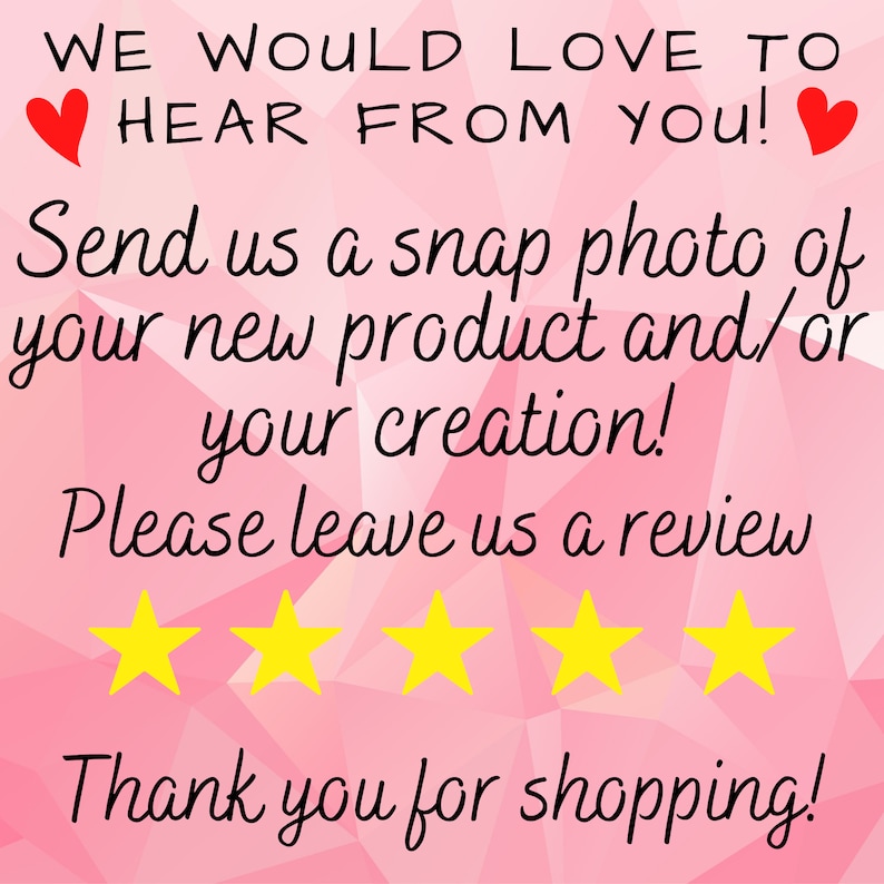 K&ouml;nnte beinhalten: Rosa-wei&szlig;er geometrischer Hintergrund mit dem Text "WE WOULD LOVE TO HEAR FROM YOU!" mit zwei roten Herzen. Der Text "Send us a snap photo of your new product and/or your creation! Please leave us a review Thank you for shopping!" ist ebenfalls enthalten. F&uuml;nf gelbe Sterne sind unter dem Text abgebildet.