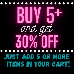 K&ouml;nnte beinhalten: Ein pinkfarbenes Neon-Schild mit dem Text "BUY 5+ and get 30% OFF" und darunter einem t&uuml;rkisfarbenen Text, der "JUST ADD 5 OR MORE ITEMS IN YOUR CART!" lautet.