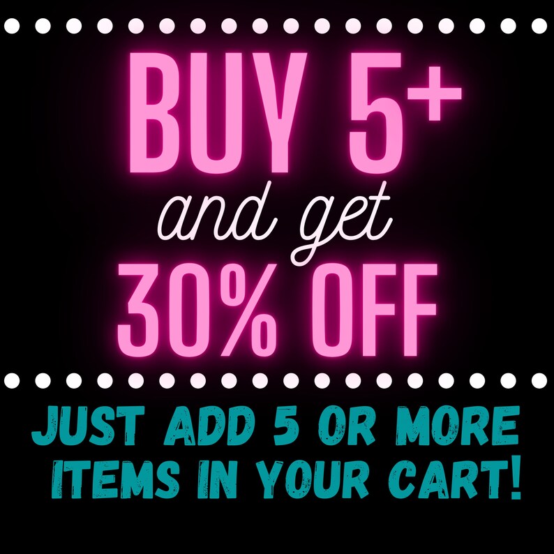 K&ouml;nnte beinhalten: Ein pinkfarbenes Neon-Schild mit dem Text "BUY 5+ and get 30% OFF" und darunter einem t&uuml;rkisfarbenen Text, der "JUST ADD 5 OR MORE ITEMS IN YOUR CART!" lautet.