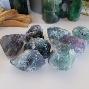 Cristal de fluorita de arco iris crudo, fluorita de arco iris en bruto, cristal de fluorita, piedra de fluorita, fluorita cruda, cristal curativo de fluorita