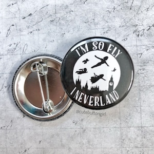 Peut inclure: Bouton noir et blanc avec le texte "I'm so fly I Neverland" et une silhouette de Peter Pan et des Enfants Perdus en train de voler. Le bouton a un dos argenté avec une épingle de sûreté.