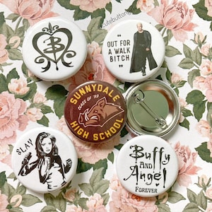 Puede incluir: Conjunto de seis botones redondos blancos con varios diseños relacionados con la serie de televisión Buffy la cazavampiros. Los botones presentan una ilustración en blanco y negro del logotipo de la serie, una ilustración en blanco y negro del personaje Buffy Summers, una ilustración en blanco y negro del personaje Angel, una ilustración en marrón y amarillo de Sunnydale High School, una ilustración en blanco y negro del personaje Spike, y un botón en blanco.