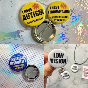 Puede incluir: Cuatro botones diferentes con varios mensajes. El primer botón es amarillo con texto negro que dice "Tengo autismo, por favor ten paciencia". El segundo botón es amarillo con texto negro que dice "Tengo fibromialgia, síndrome de fatiga crónica". El tercer botón es azul con texto blanco que dice "Discapacidad invisible, por favor ofréceme un asiento". El cuarto botón es blanco con texto negro que dice "Baja visión".