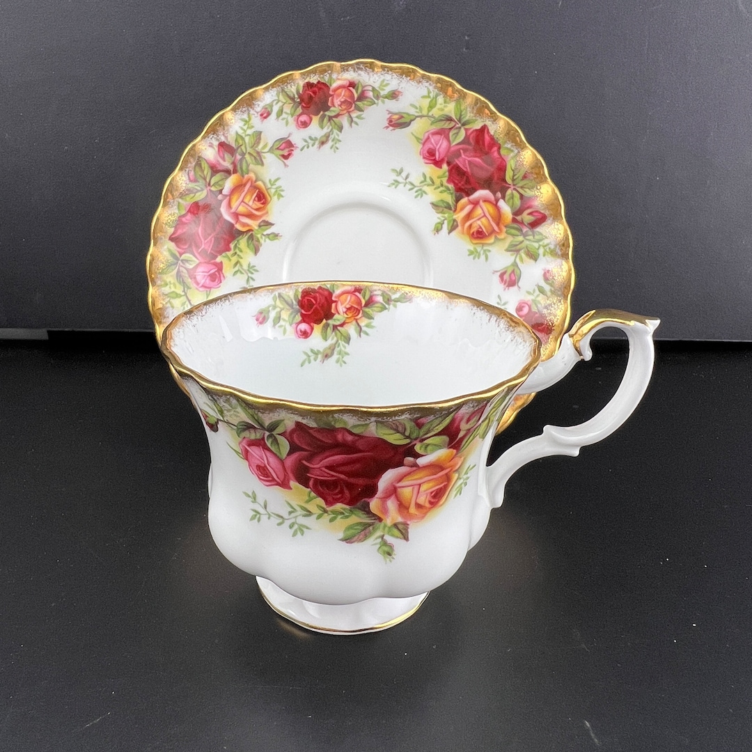 Royal Albert Old Country Roses Teacup and Saucer. Red Roses Yellow Roses Gold Trim. Rose Teacup
