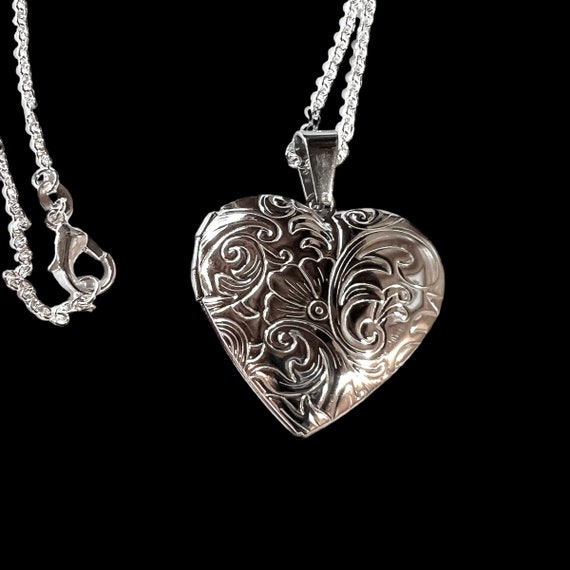 Silver Heart Locket on Chain. Classic Silver Heart Locket. Vintage Flower Locket. Two Frame locket Large Heart Locket. Vintage Heart Locket.