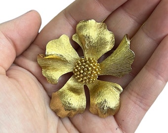 Rare broche fleur en or Marcel Boucher. Broche fleur Boucher vintage. Marcel Boucher France. Broche Boucher 8224. Broche fleurs sauvages Boucher