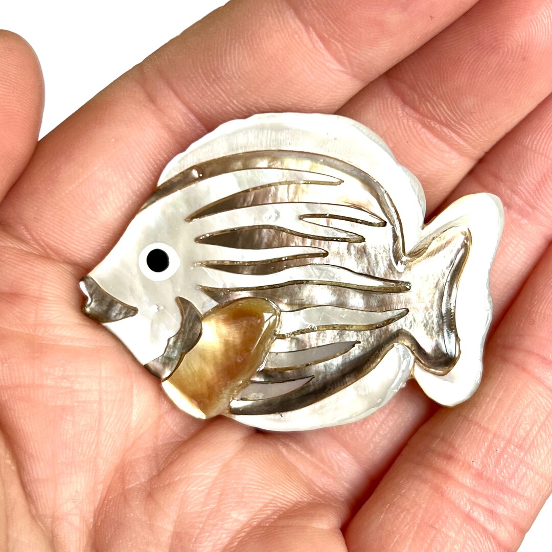 Broche Poisson En Nacre – Blanc – 3,3 Cm – Occasion Très Bon état