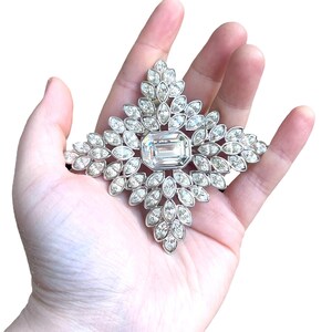 Broche de Jackie Kennedy de Kenneth Jay Lane de KJL - Broche de diamantes de imitación de Kenneth Lane - Broche de diamantes de imitación cruciforme de KJL - Broche de diamantes de imitación de Jackie O