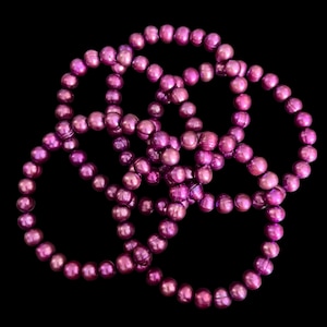 Purple Pearl Stretch Bracelet - 5 Available / Stretchy Purple Pearl Bracelets / Vintage Freshwater Pearl Bracelets / Bright Purple Pearls
