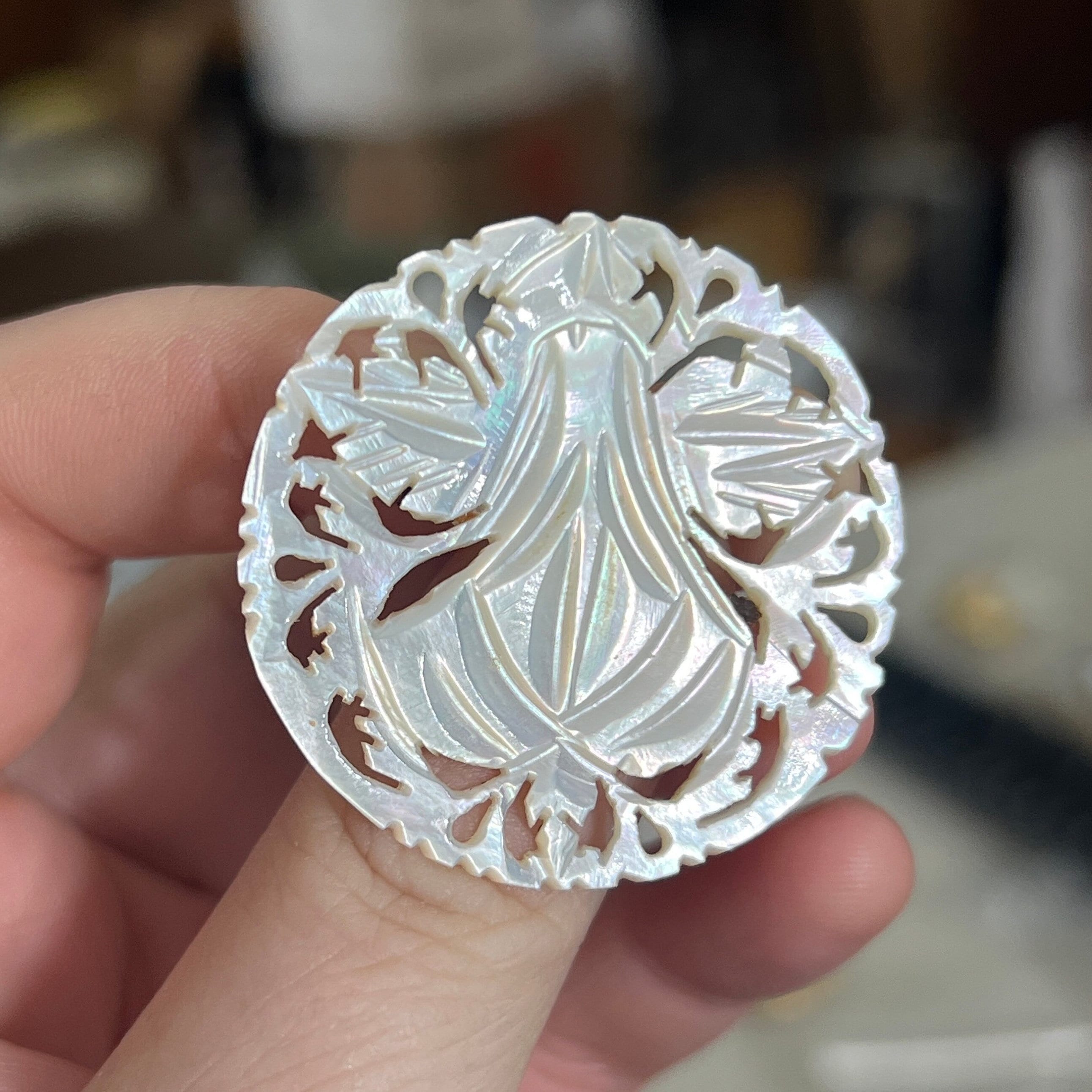 アンティークピンディッシュ Mother of Pearl Shell Vintage Mother of Pearl Flower Brooch - Carved Mother of Pearl