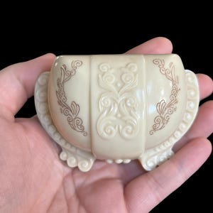 Art Deco-präglad celluloidringask med dubbel ring - 1930-tals krämfärgad celluloidringask - Sällsynt starkrosa ringask - Antik ringask mussla-ringask