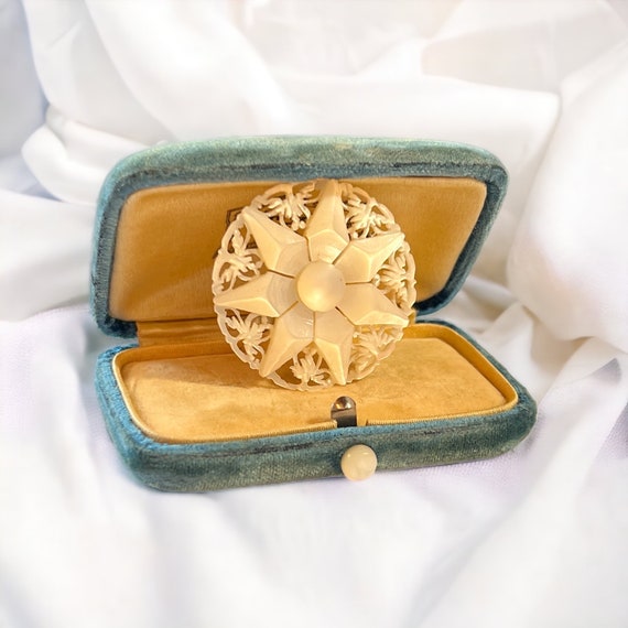 Vintage Mother of Pearl Star Brooch - Carved Mother of Pearl Shell Brooch - Shell Star Brooch - Mother of Pearl Brooch Made in Bethlehem