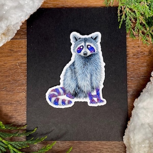 Sticker Galaxy Raccoon – handgetekende inkt en aquarelontwerp uit de Nocturnal Creatures-collectie
