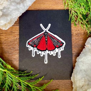 Sticker papillon cinabre - ailes dégoulinantes, monstre possédé, dessin à l'encre gothique, art sombre et fantastique