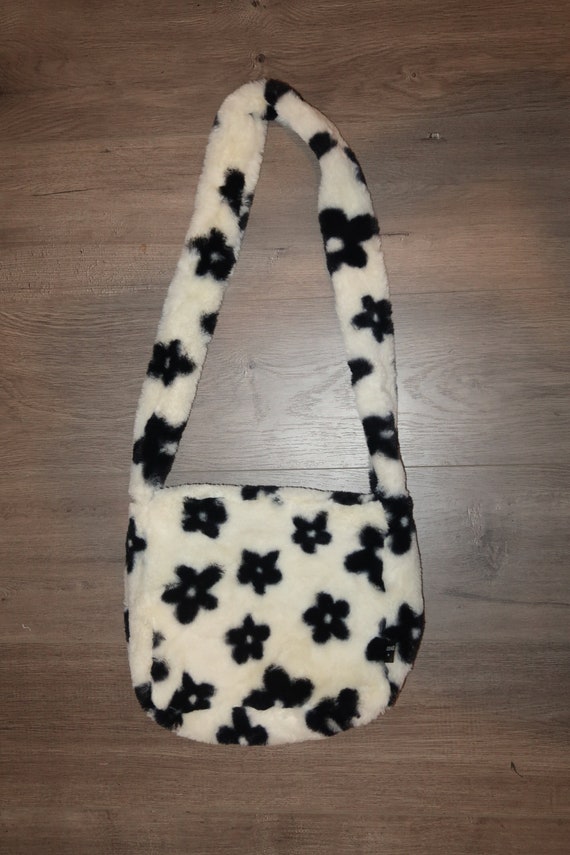 fluffy daisy tote bag