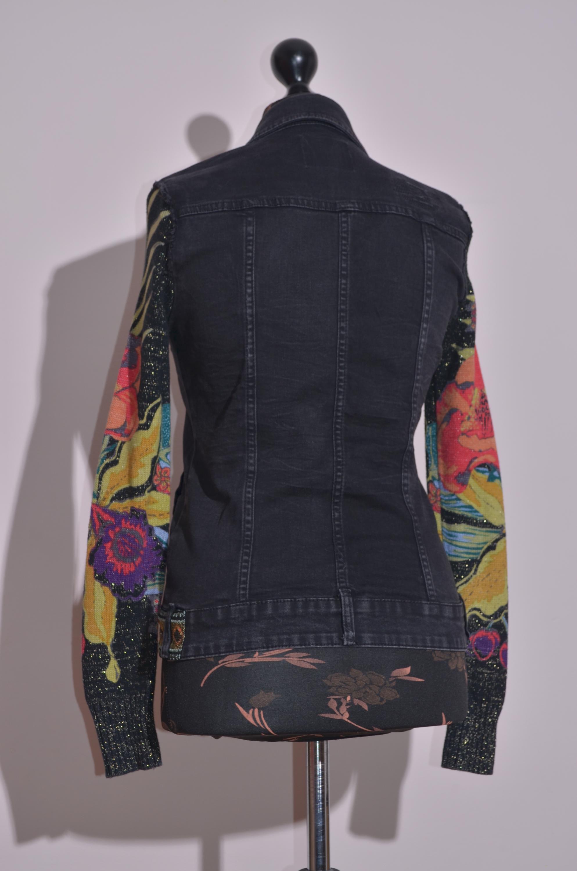 デシグアル　ジャケット　黒　ブラック　デニム　デニムジャケット　アート　秋　花 Desigual ブラックデニムジャケット 花柄アート袖 刺繍入り ボヘミアン