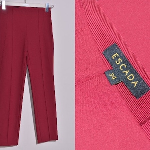 Könnte beinhalten: Eine schmale Hose in Burgunderrot. Die Hose hat ein Etikett am hinteren Bund, auf dem "ESCADA" und "34" steht.