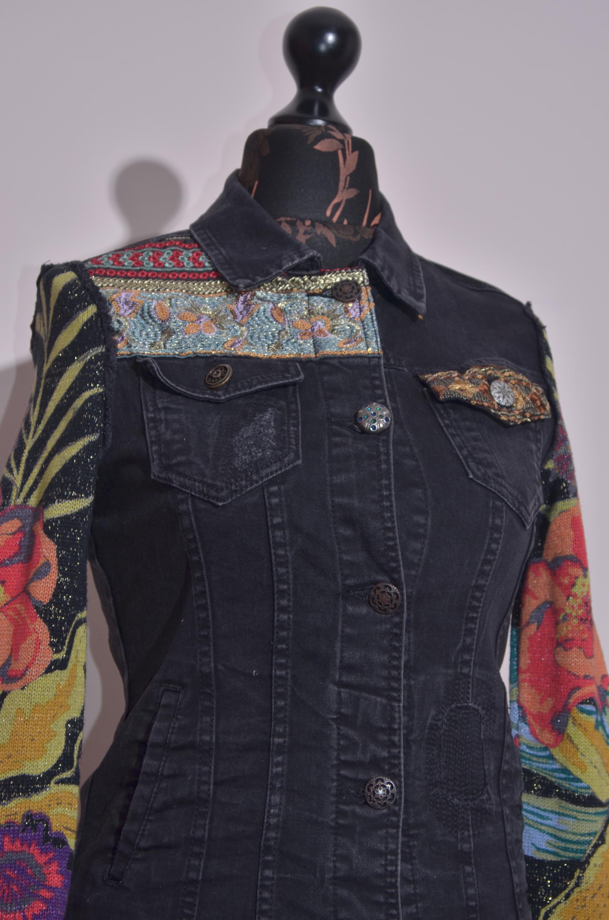 Desigual ブラックデニムジャケット 花柄アート袖 刺繍入り ボヘミアン